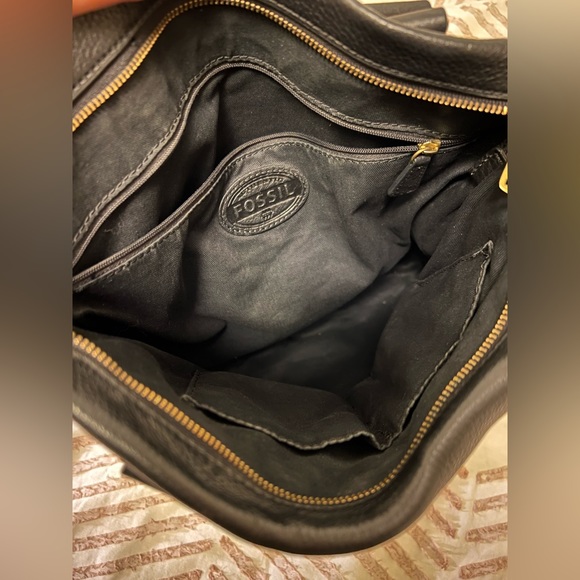 Fossil. Leather black shoulder bag with gold zipper extension detail. Black. - Picture 4 of 8